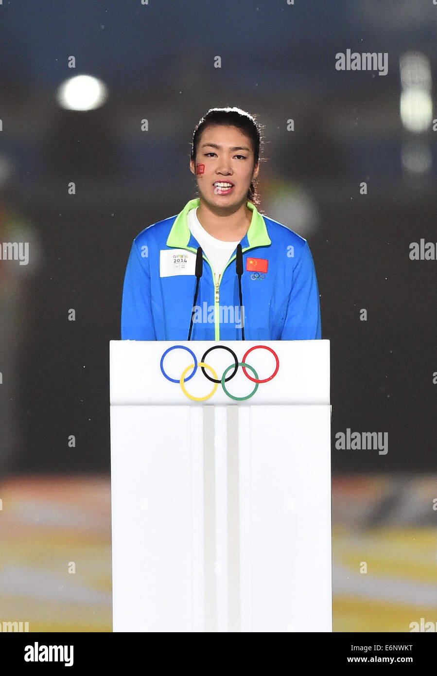 Nanjing, Cina?s provincia di Jiangsu. 28 Agosto, 2014. Cina?s nuoto atleta Shen Duo leggere il nostro impegno durante la cerimonia di chiusura di Nanjing 2014 Olimpiadi della Gioventù in Nanjing, a est della capitale della Cina?s provincia dello Jiangsu, Agosto 28, 2014. Credito: Huang Xiaobang/Xinhua/Alamy Live News Foto Stock