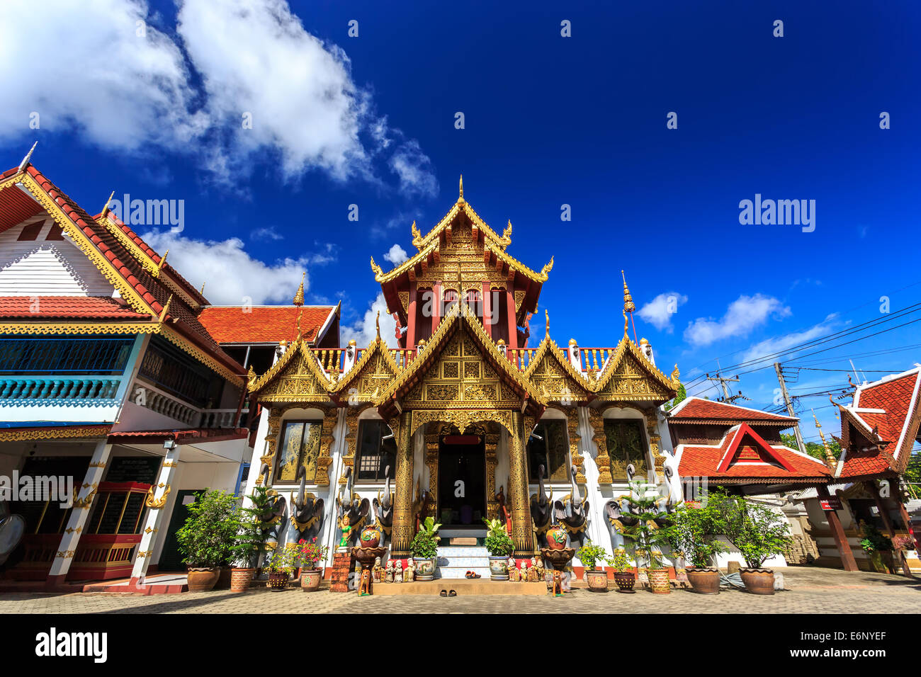 Ampio angolo di Wat Klang Wiang piccolo bellissimo tempio in Chiang Rai, Thailandia Foto Stock
