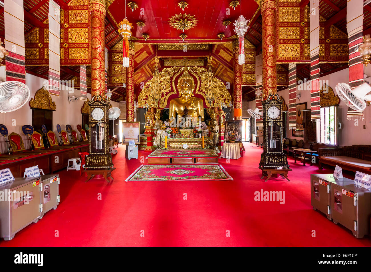 Ampio angolo di visione interna del Wat Klang Wiang tempio in Chiang Rai, Thailandia Foto Stock