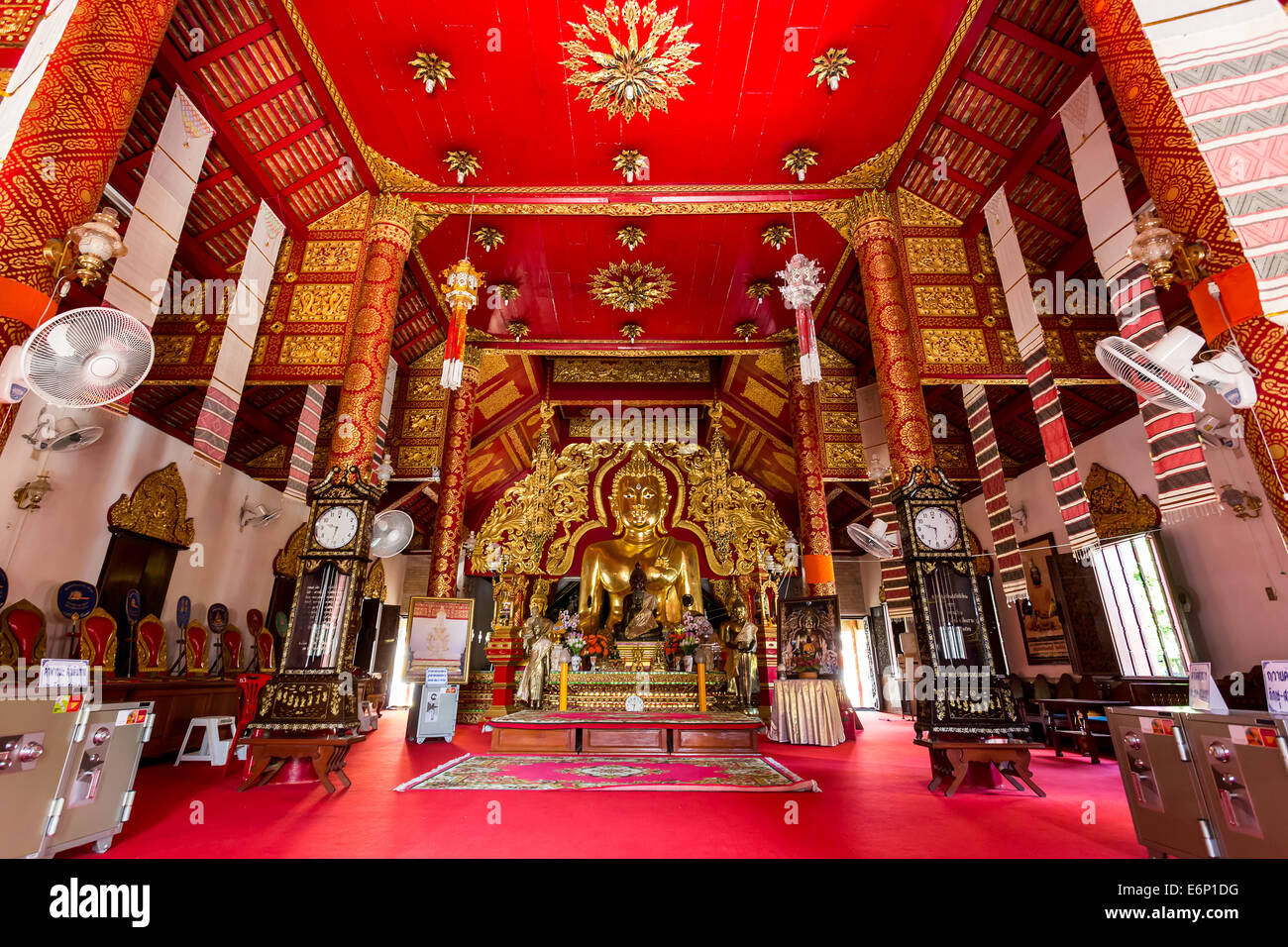 Angolo basso visualizza interno di Wat Klang Wiang tempio in Chiang Rai, Thailandia Foto Stock