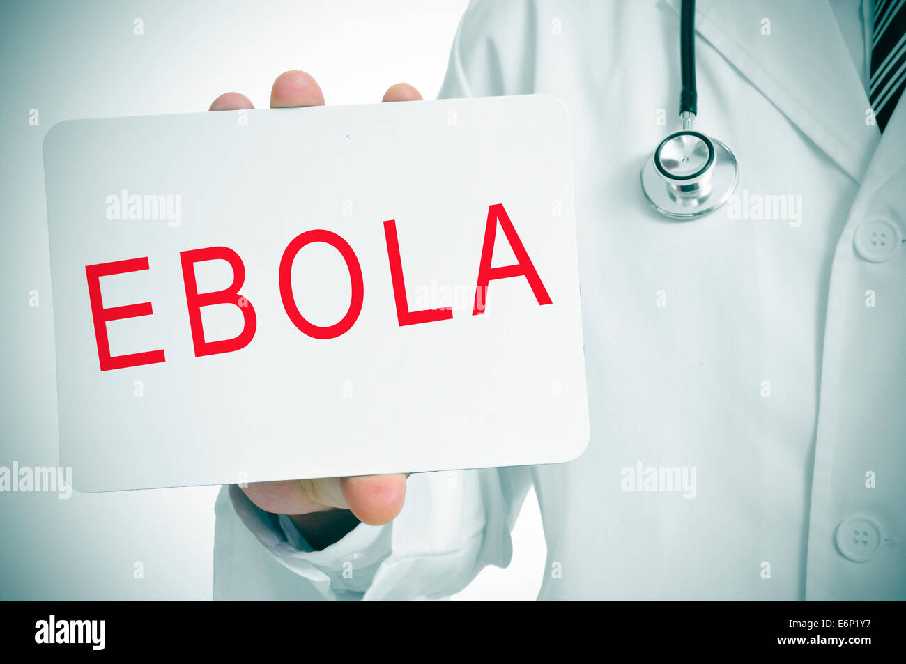 Un medico mostrando un cartello con scritto la parola scritta di ebola in esso Foto Stock