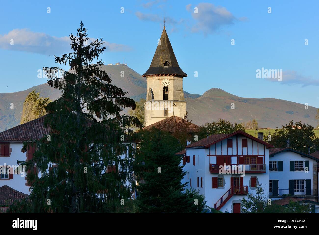 Francia, Atlantic-Pyrenees(64), Paese Basco, villaggio di Ainhoa con il Monte Rhune in background Foto Stock