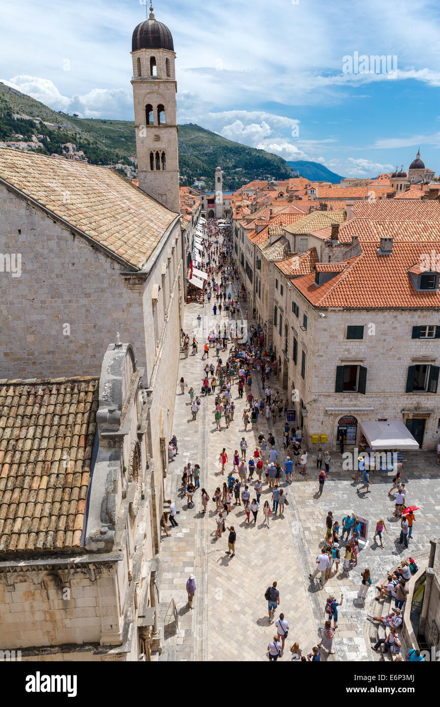 I turisti a piedi lungo la strada principale o Stradun Dubrovnik, Croazia. Foto Stock