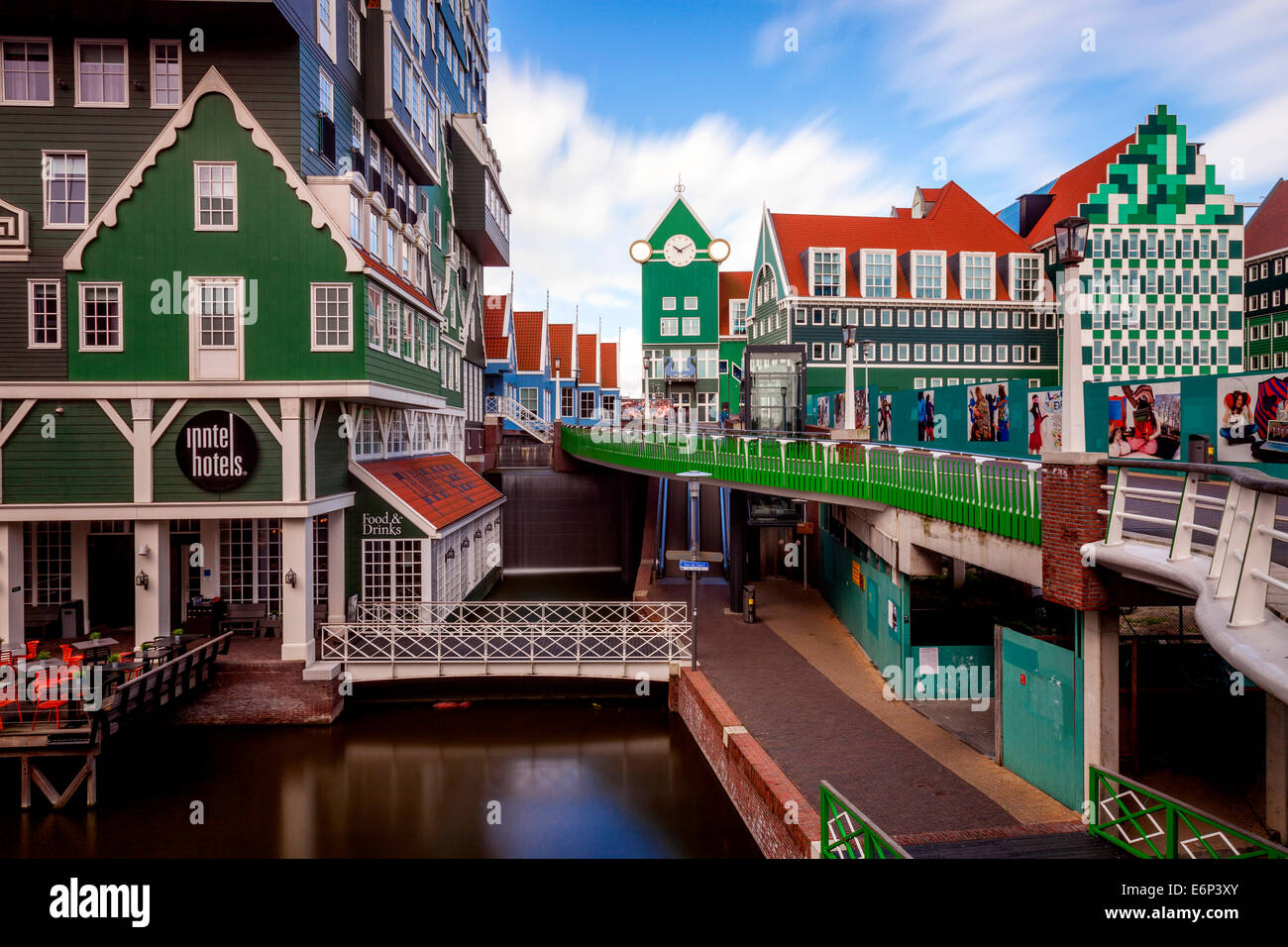 L'Inntel Hotel e gli edifici colorati, Zaandam, Amsterdam, Olanda Foto Stock