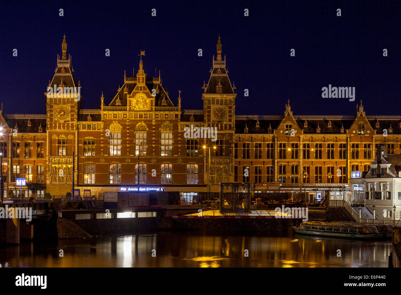 Amsterdam Centraal Stazione Ferroviaria di notte, Amsterdam, Olanda Foto Stock