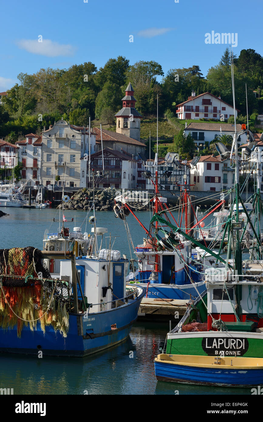 Francia, Atlantic-Pyrenees(64), il porto di pesca di Saint-Jean-de-Luz , sullo sfondo il borgo di Cibourd Foto Stock