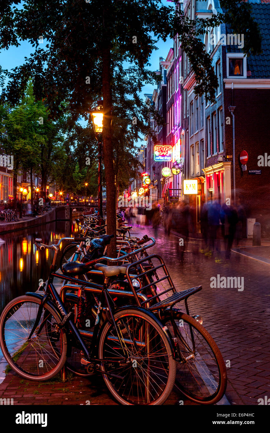 Una fila di biciclette nel quartiere a luci rosse di Amsterdam, Olanda Foto Stock