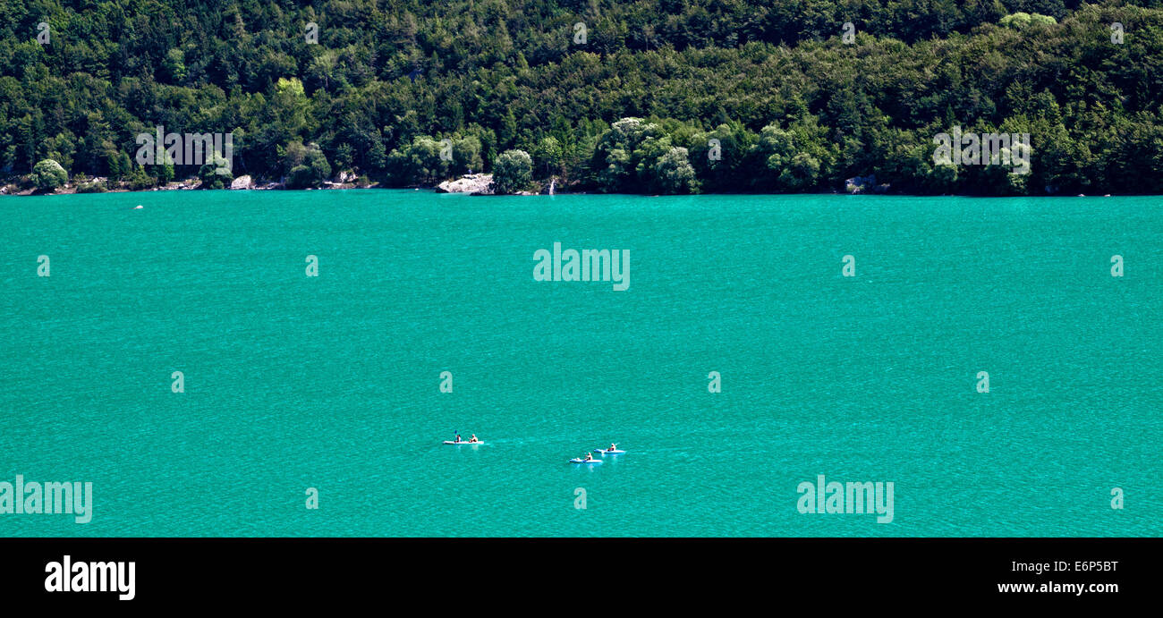 Kayak sul lago verde in italia Foto Stock