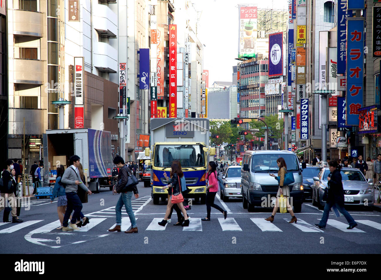 Persone, pedoni che attraversano la strada, automobili e traffico. Il quartiere Shibuya, Tokyo, Giappone, Asia Foto Stock