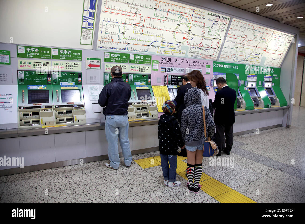 Persone, folla, pendolari, viaggiatori acquisto biglietti presso la stazione ferroviaria centrale, Tokyo, Giappone, Asia Foto Stock