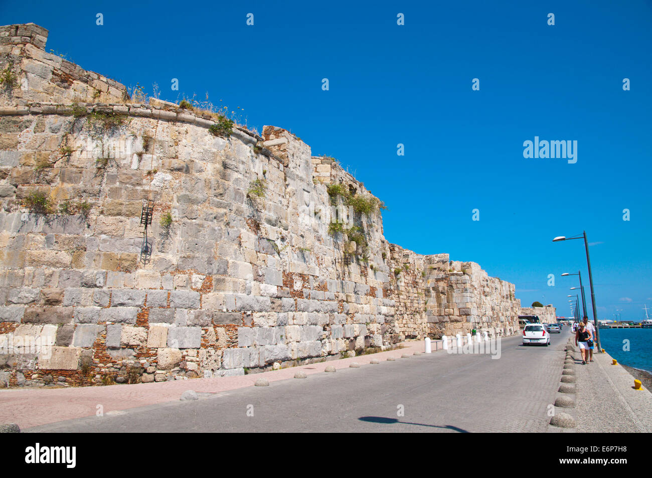 Akti Miaouli mare street accanto alle vecchie mura della città, la città di Kos, isola di Kos, Dodecanneso isole, Grecia, Europa Foto Stock
