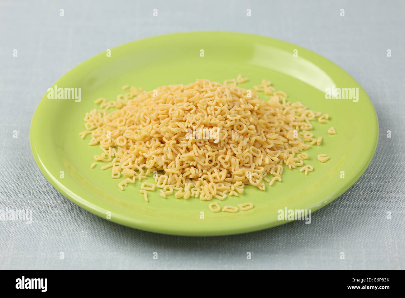 Materie Minestrone di pasta su una piastra verde. Foto Stock