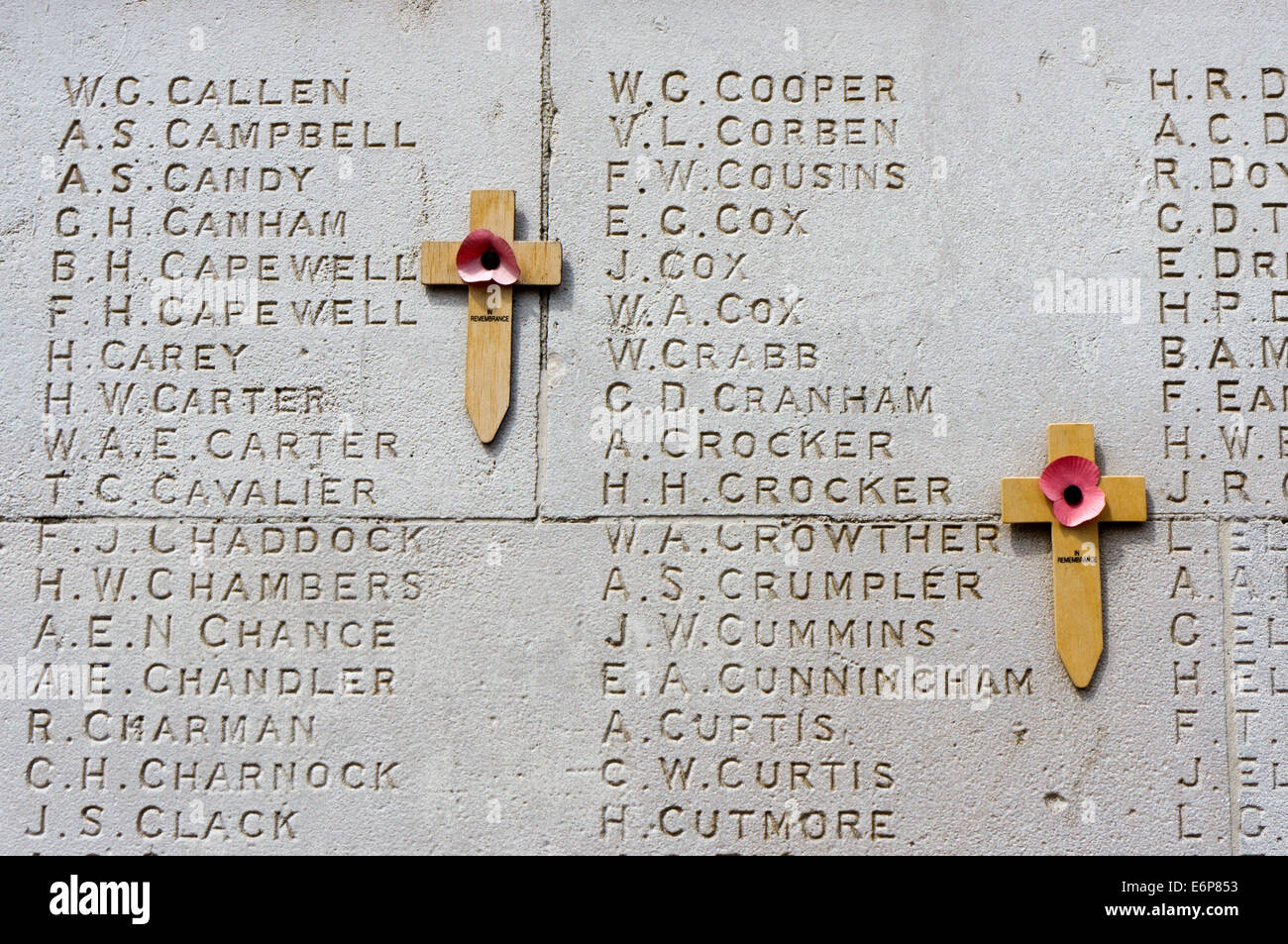 Una coppia di croci con i papaveri sul memoriale di guerra a Stockwell, a sud di Londra. Foto Stock