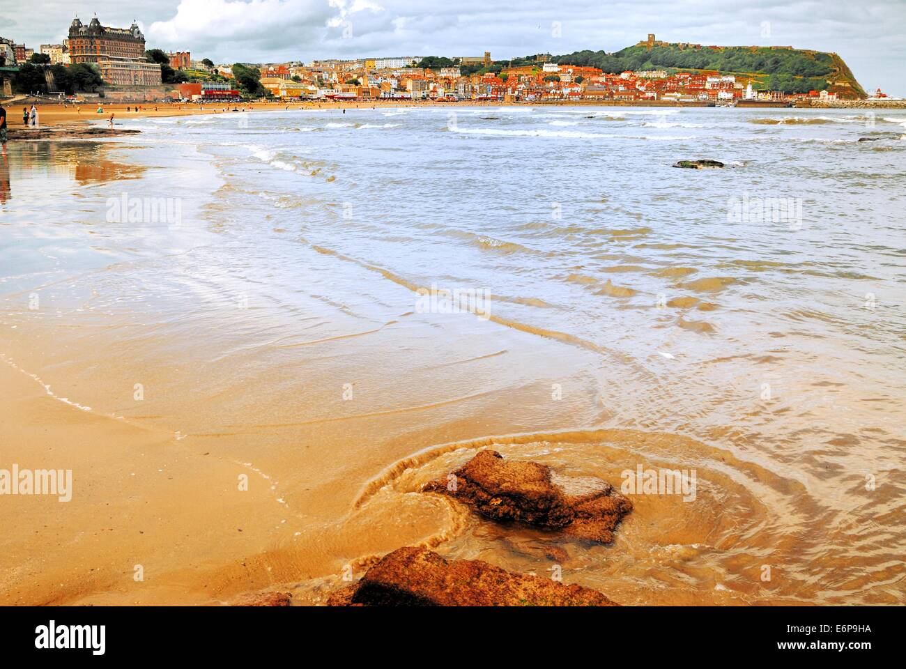 La marea - Baia di Scarborough - Inghilterra - UK Foto Stock