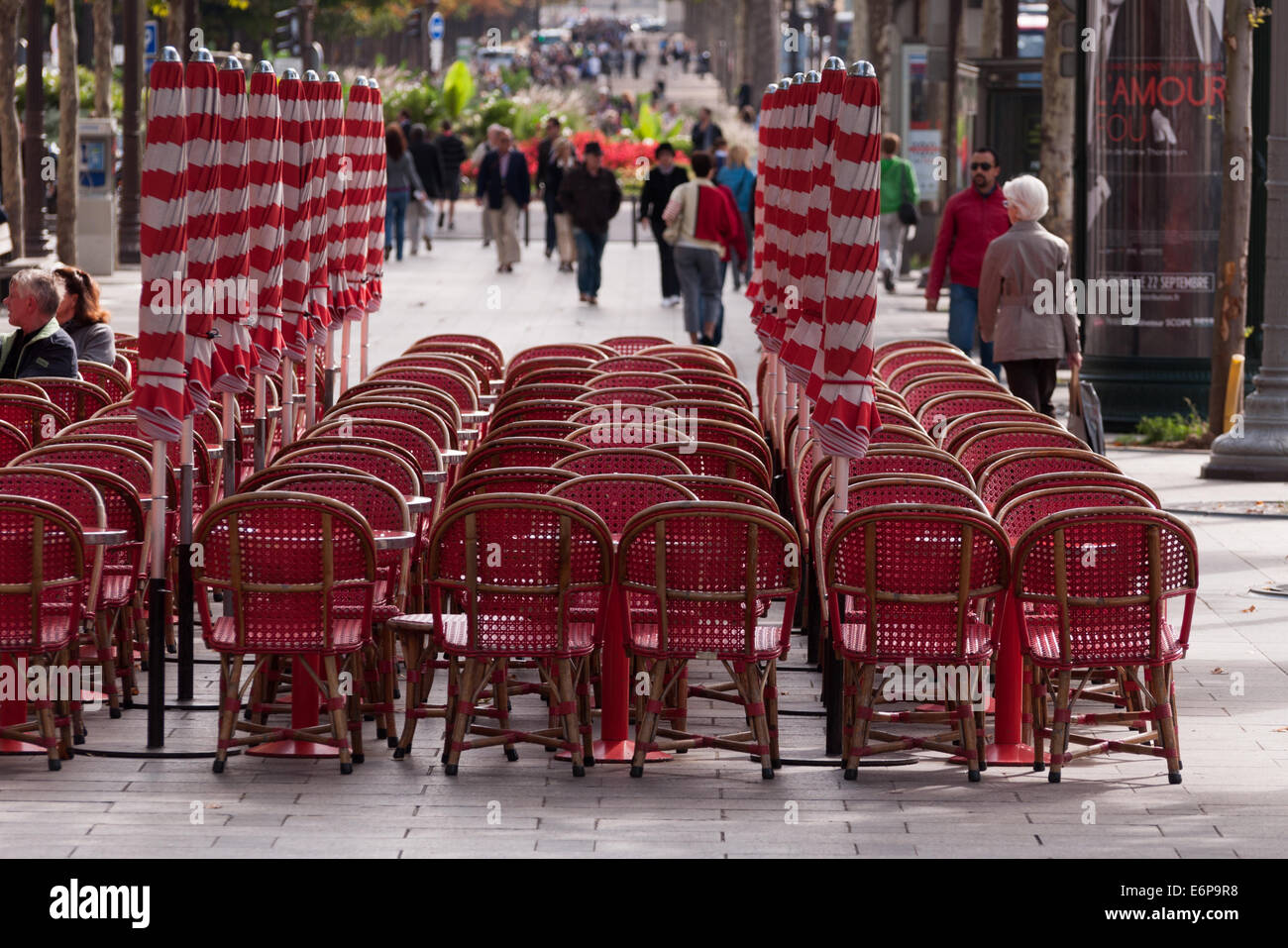 Sedie rosse e ombrelli a strisce in un bistro sugli Champs Elysees Parigi Francia. Foto Stock