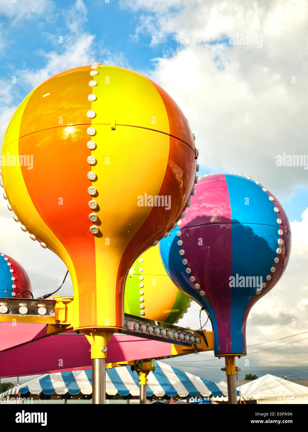 Metallo colorato palloncini a un carnevale Foto Stock