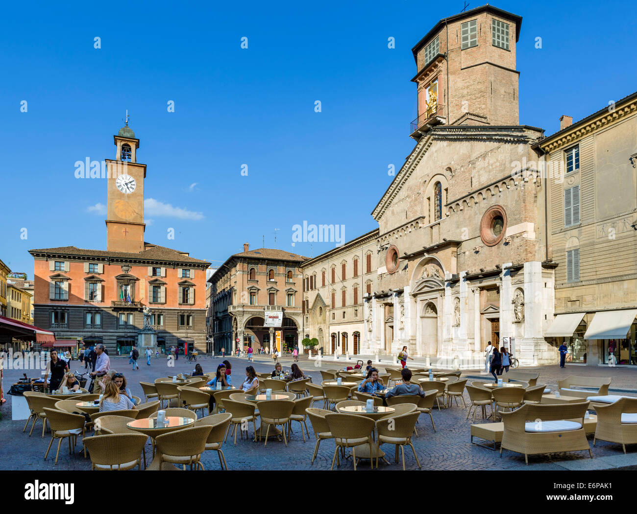 Cafe di fronte al Duomo, Piazza Prampolini, Reggio Emilia (Reggio Emilia), Emilia Romagna, Italia Foto Stock