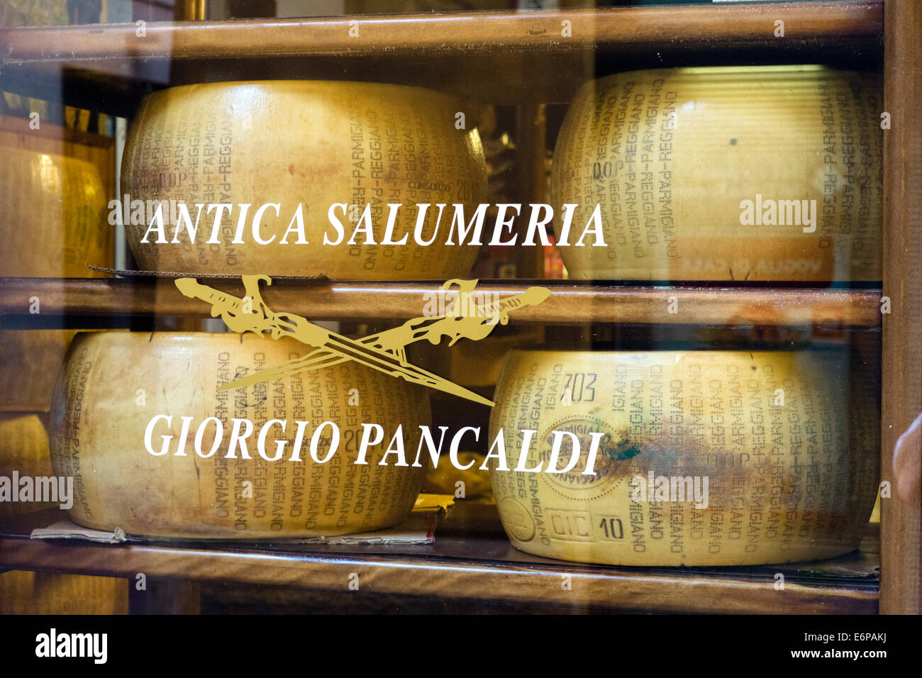 Tutto ruote del formaggio Parmigiano Reggiano in un negozio wndow, Reggio Emilia, Emilia Romagna, Italia Foto Stock