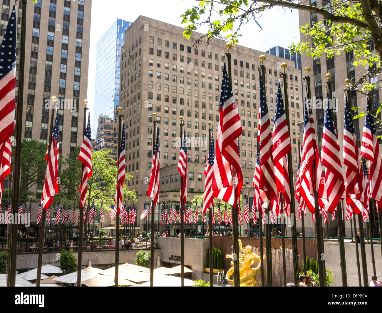 Bandierine americane presso il Centro Rockefeller Plaza, NYC Foto Stock