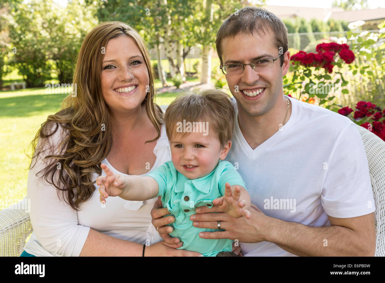 Felice coppia giovane con bambino sorridente alla fotocamera, STATI UNITI D'AMERICA Foto Stock