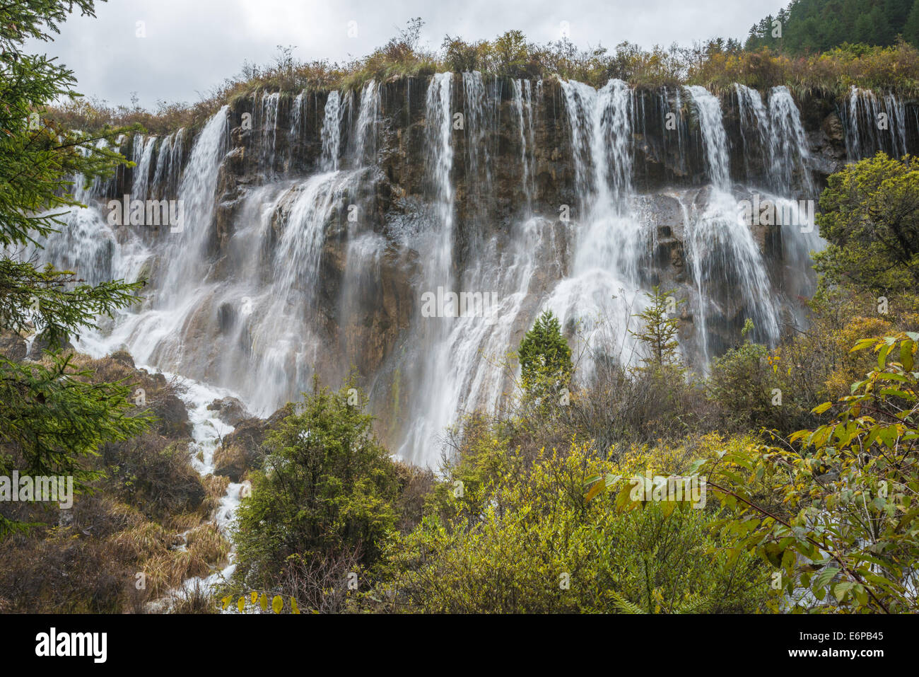Multi-tiered grande cascata a valle di Jiuzhaigou Parco Nazionale, sito Patrimonio Mondiale dell'Unesco, Cina Foto Stock