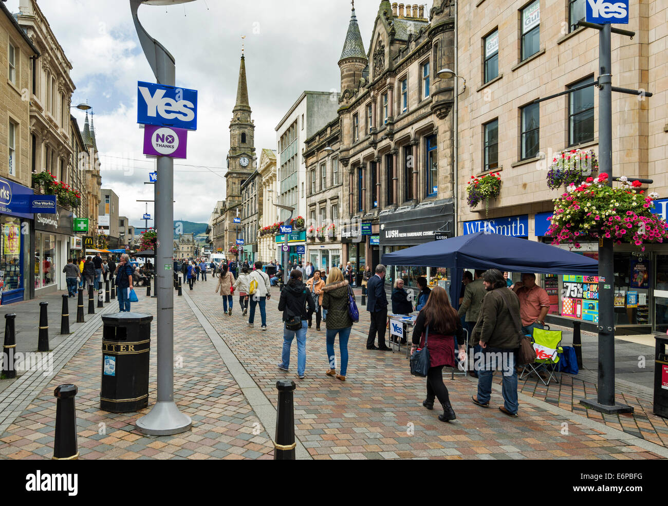Indipendenza scozzese referendum 2014 sì di stallo di campagna nel centro di Inverness circondato da sì E UNA NO SEGNI sui pali della luce Foto Stock