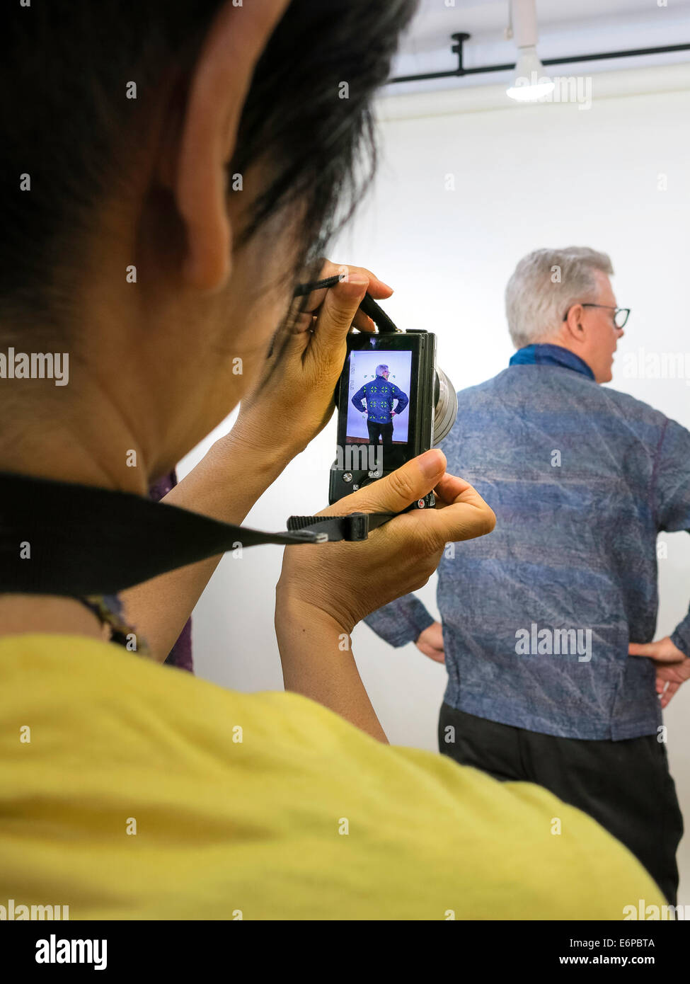 Uomo maturo Progettazione modelli di abbigliamento , New York, Stati Uniti d'America Foto Stock