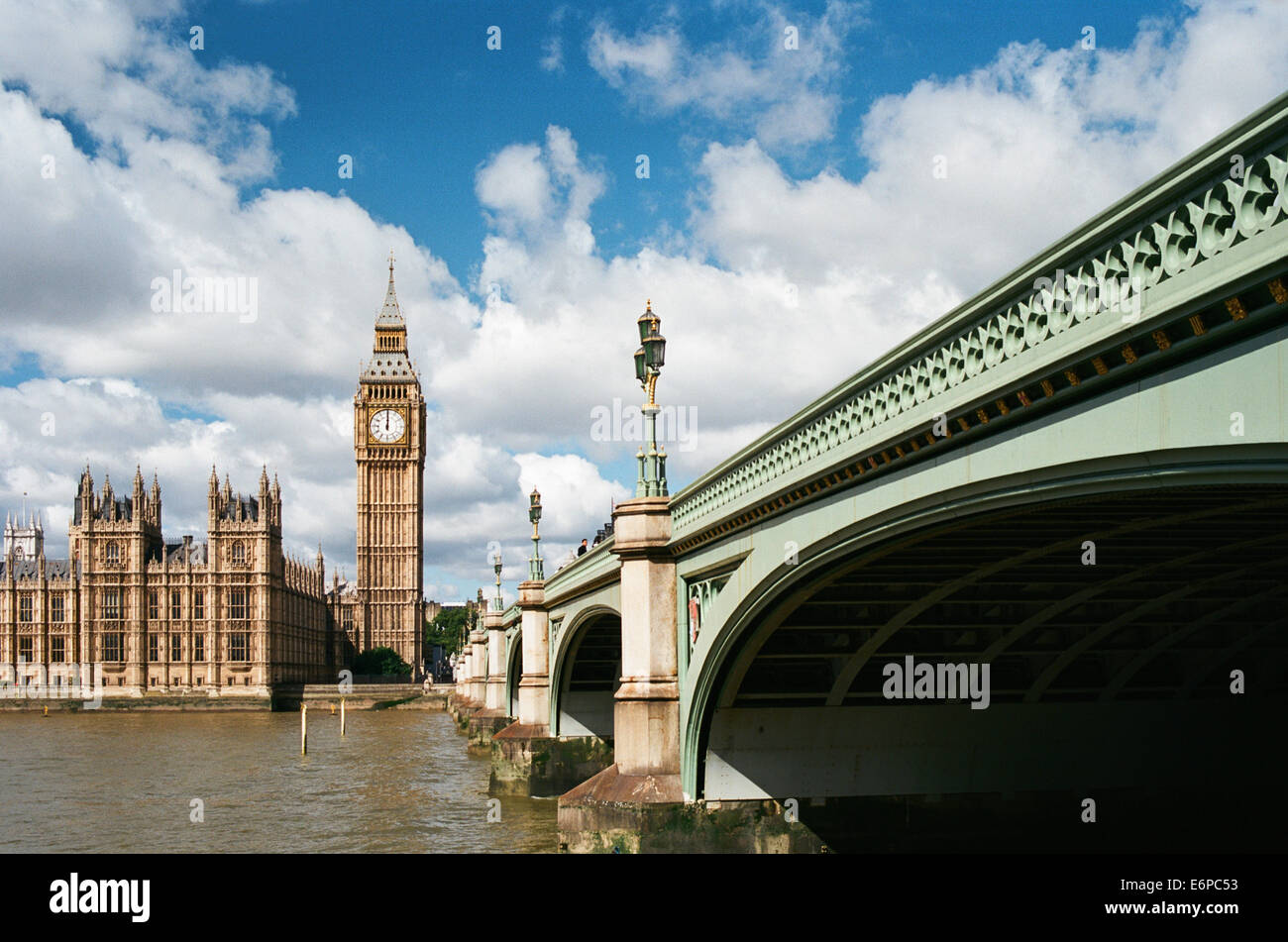 Westminster Bridge e il Palazzo di Westminster, Londra UK, dalla banca del sud Foto Stock