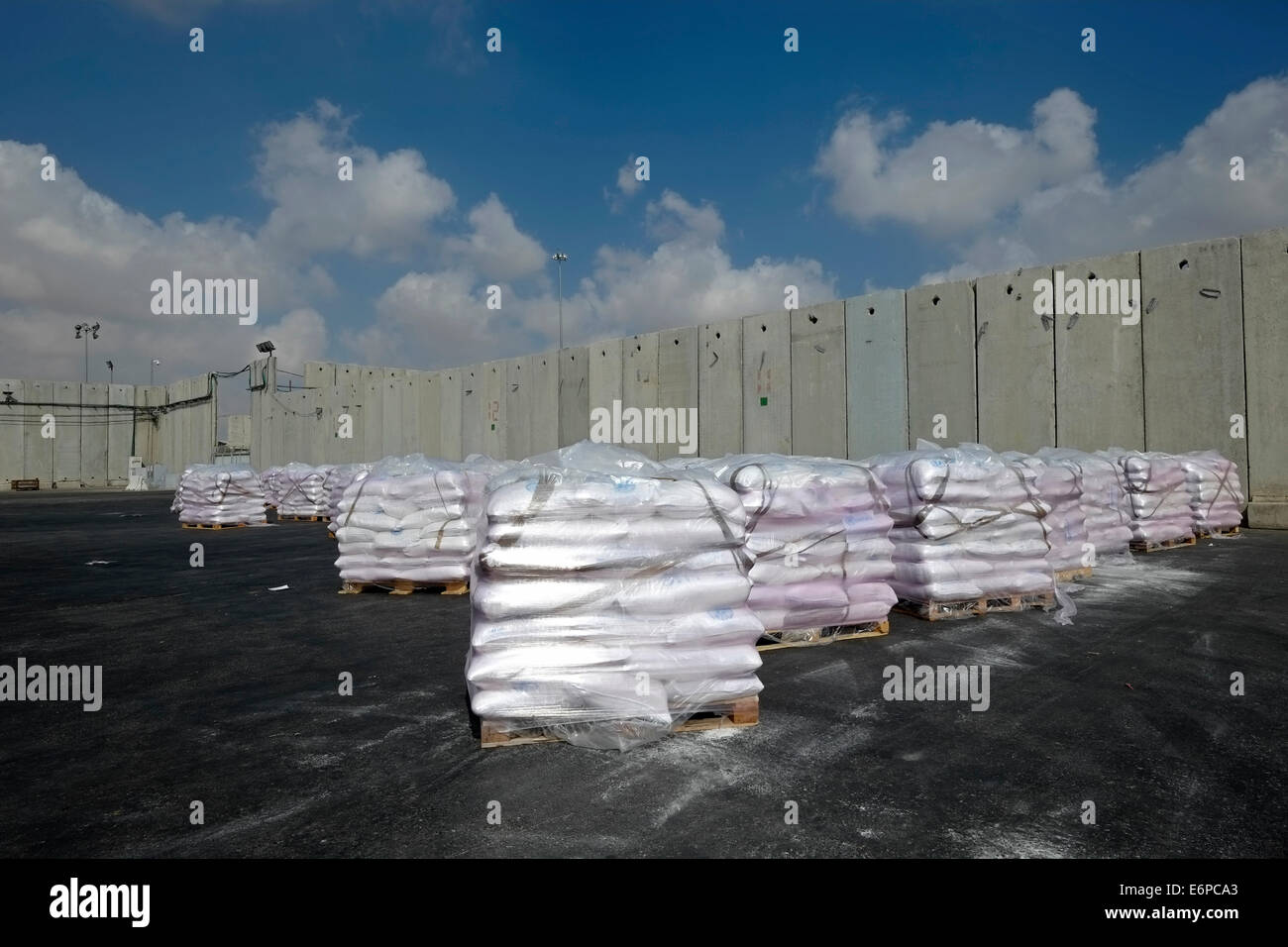 Sacchi di cibo donati dall'Agenzia delle Nazioni Unite per il soccorso e l'occupazione dei profughi palestinesi l'UNRWA si è preparata ad essere consegnata nella striscia di Gaza al confine di Kerem Shalom al confine tra la striscia di Gaza e Israele e il confine tra Gaza e l'Egitto. Israele Foto Stock