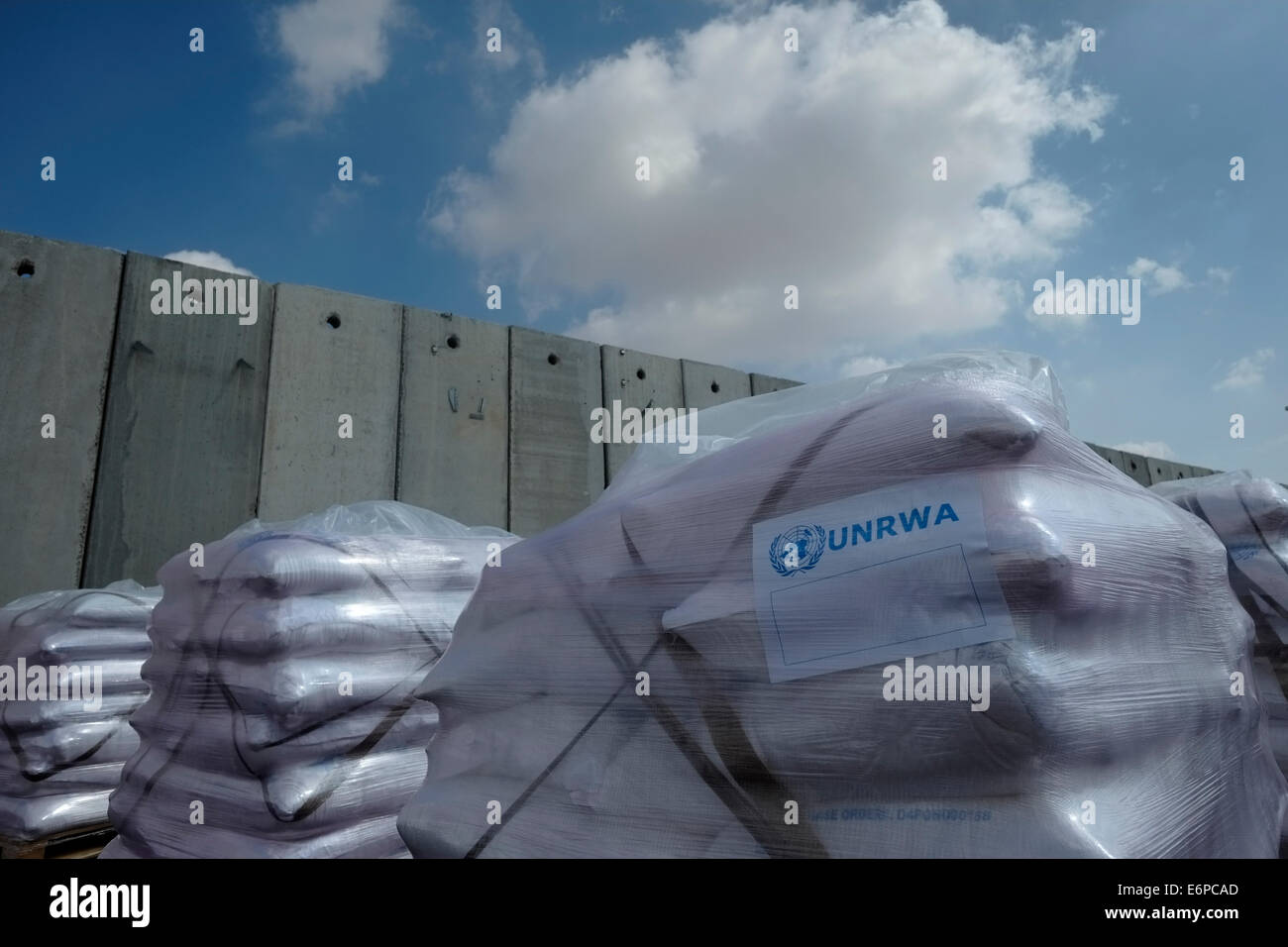 Sacchi di cibo donati dall'Agenzia delle Nazioni Unite per il soccorso e l'occupazione dei profughi palestinesi l'UNRWA si è preparata ad essere consegnata nella striscia di Gaza al confine di Kerem Shalom al confine tra la striscia di Gaza e Israele e il confine tra Gaza e l'Egitto. Israele Israelsud Foto Stock