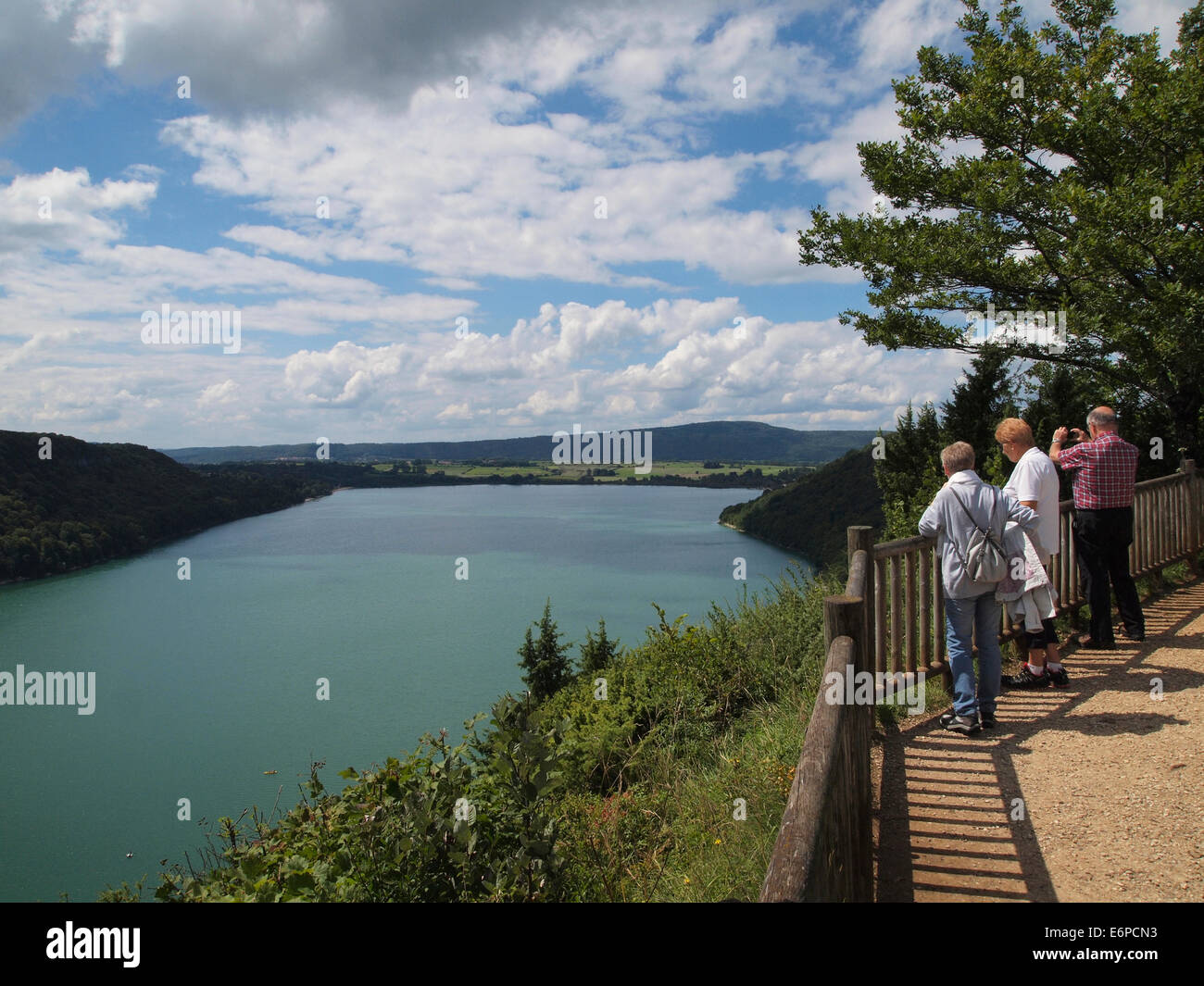 I vecchi turisti guardando il Lac il lago di Chalain, Giura, Francia Foto Stock
