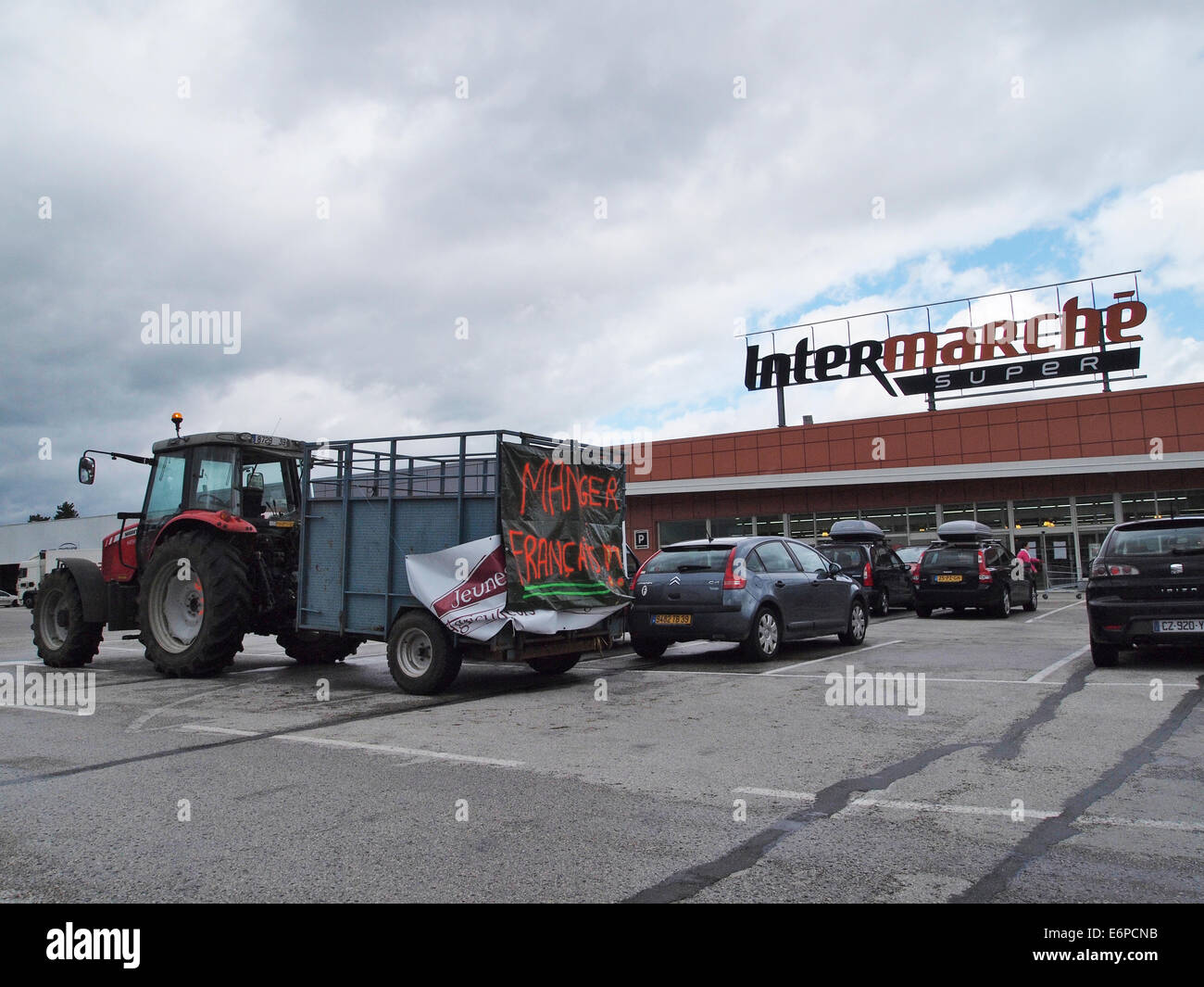 La protesta degli agricoltori per più prodotti alimentari locali, al supermercato intermarche nella Champagnole, Giura, Francia Foto Stock