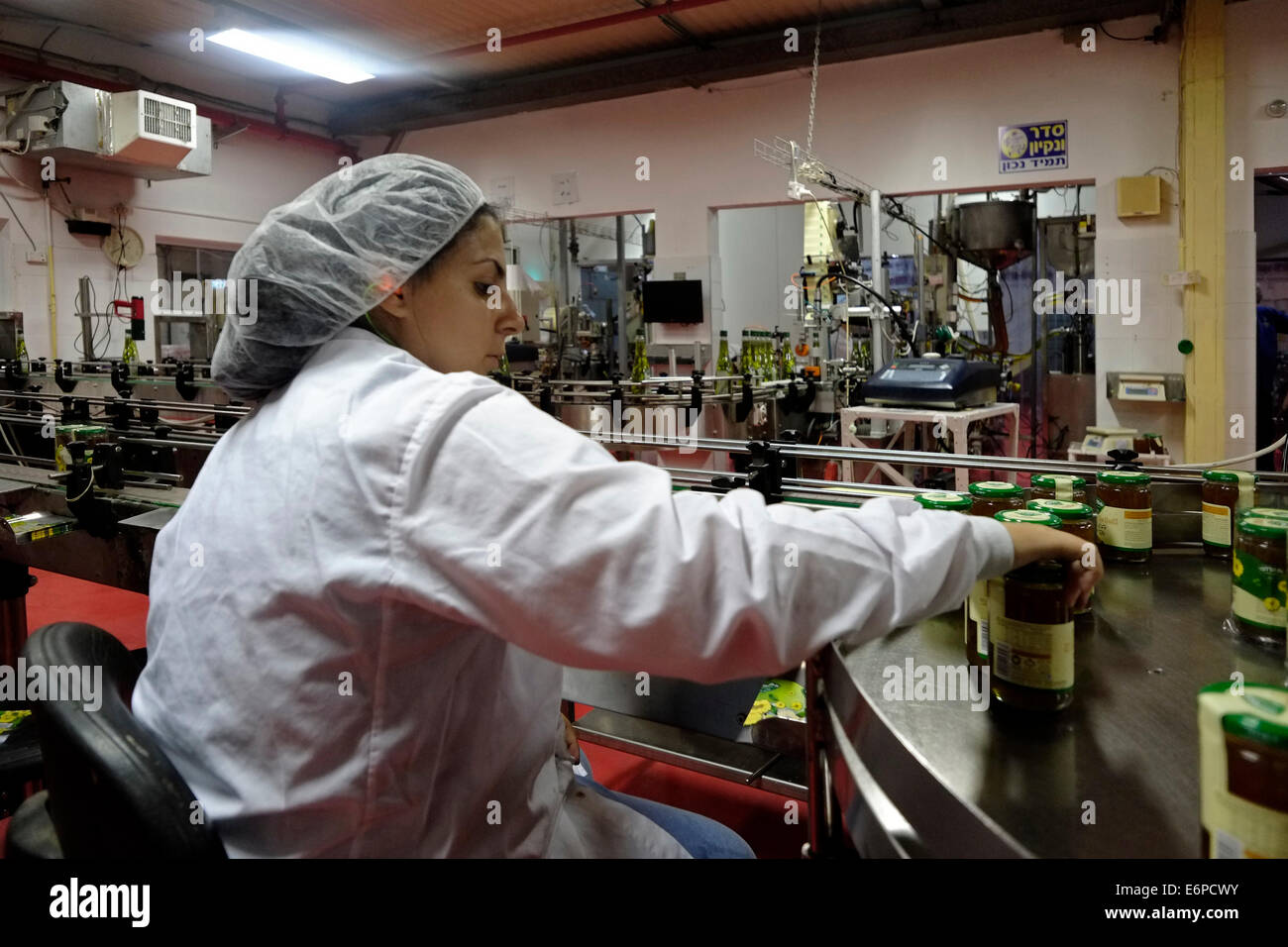 Una donna israeliana che lavora nella fabbrica di Miele di Kibbutz Yad Mordechai nel sud di Israele Foto Stock