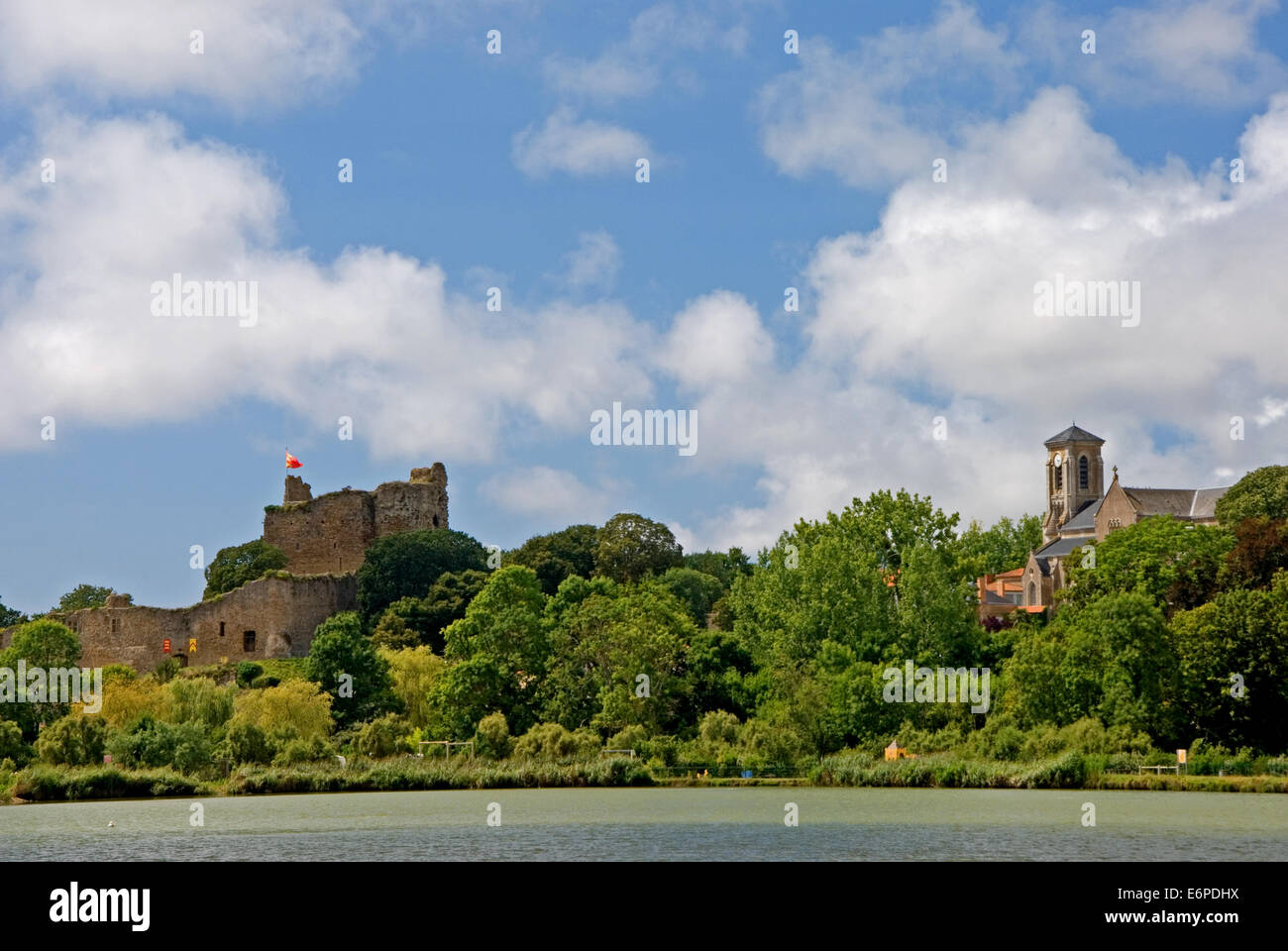 Lo storico castello e la chiesa del paese in Talmont St Hilaire risale al XI secolo e fu la casa di Riccardo Cuor di Leone. Foto Stock