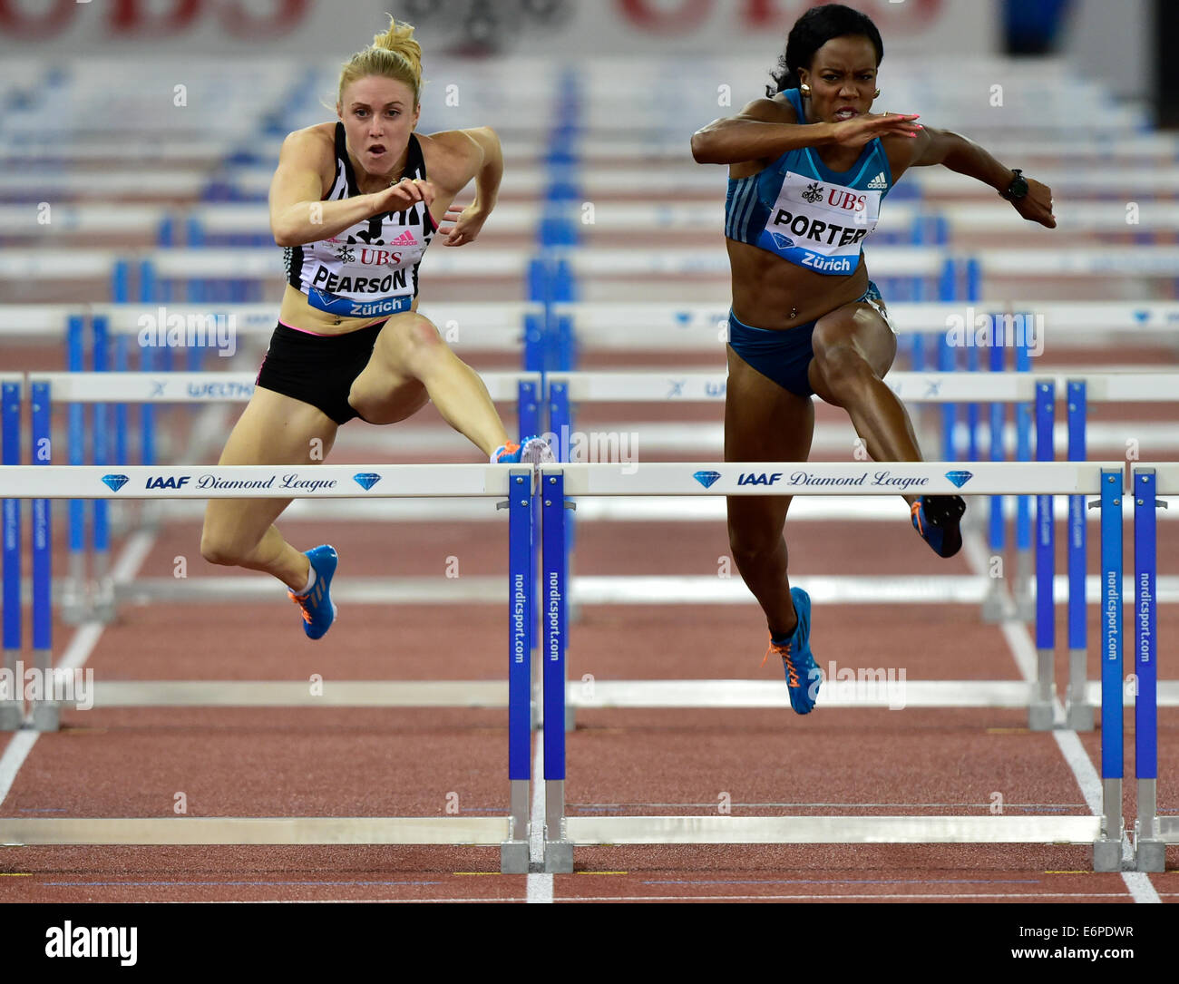 Zurigo, Svizzera. 28 Agosto, 2014. Sally Pearson (AUS) e Tiffany Porter (GBR) lotta alla donna di 100m ostacoli gara presso la IAAF Diamond League meeting di atletica a Zurigo. Credito: Erik Tham/Alamy Live News Foto Stock