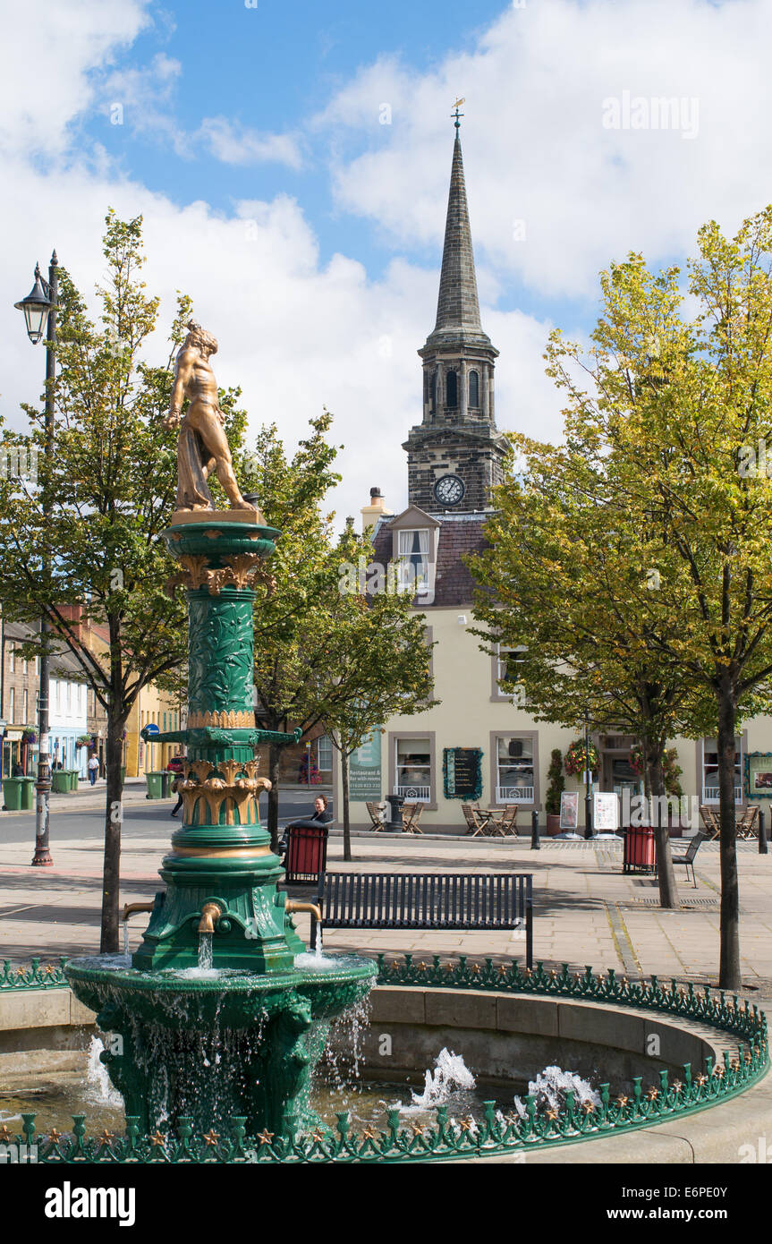 Ornamentali di acqua potabile della fontana e la Town House guglia Haddington, East Lothian, Scozia, Europa Foto Stock