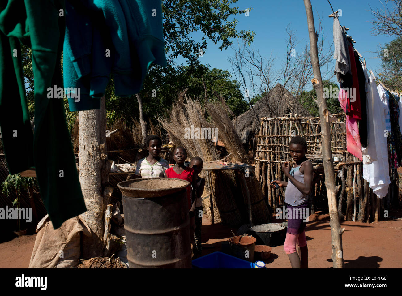 Gli abitanti del villaggio di Mukuna. Nel distretto di Kazungula del sud della provincia si trova la rurale villaggio Mukuni. Si tratta di soli sette ki Foto Stock
