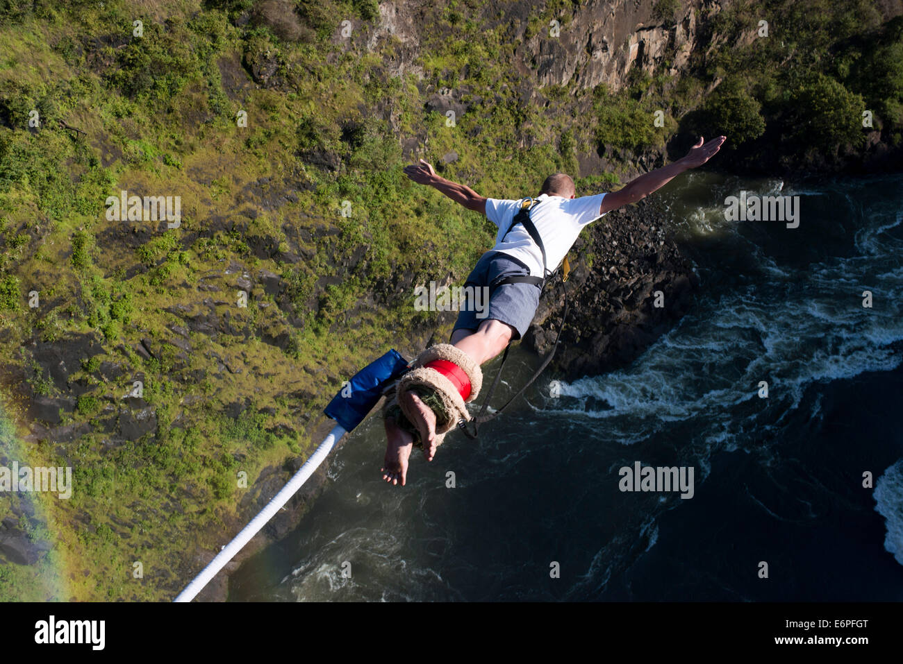 Bungee Jumping a Victoria Falls oltre il fiume Zambesi. Sicuramente il bungee jumping 111 metri fuori dal Victoria falls Bridge deve essere su Foto Stock