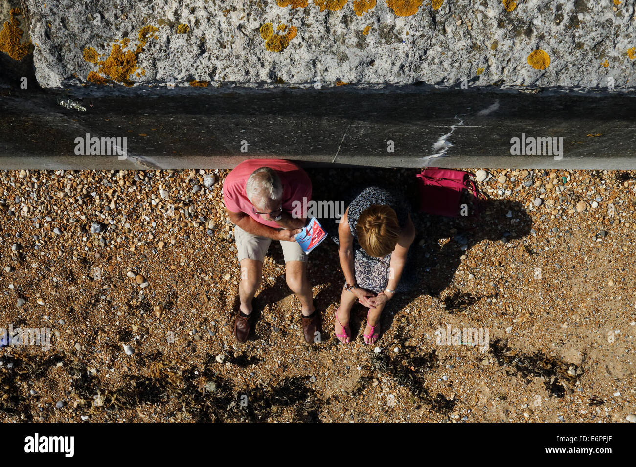 Coppia Matura di fronte al mare a Eastbourne, Sussex, Inghilterra, Regno Unito foto : Pixstory / Alamy Foto Stock