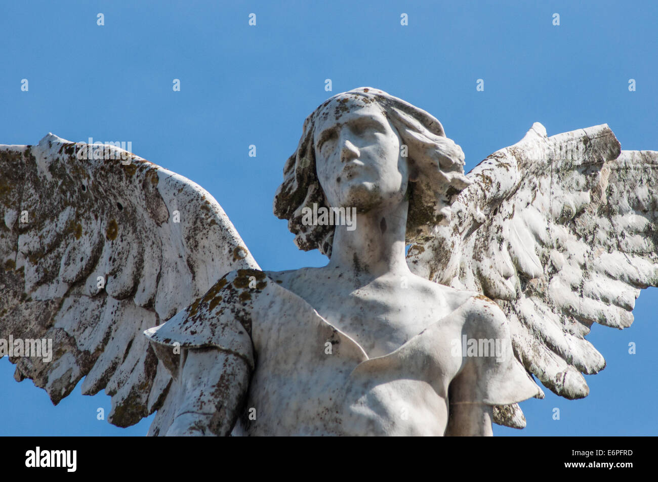 La scultura di un angelo, i resti di un cimitero gotica in Comillas Foto Stock