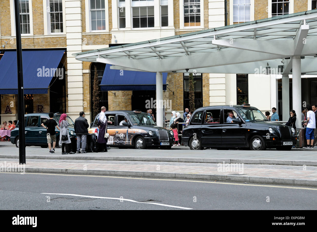 Le persone in attesa di taxi fuori di King Cross Station, Londra Inghilterra Gran Bretagna REGNO UNITO Foto Stock