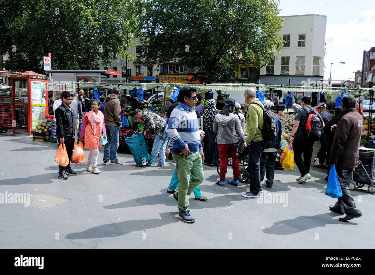 Persone Whitechapel Road rifiuti street market London Borough of Tower Hamlets, Inghilterra Gran Bretagna REGNO UNITO Foto Stock