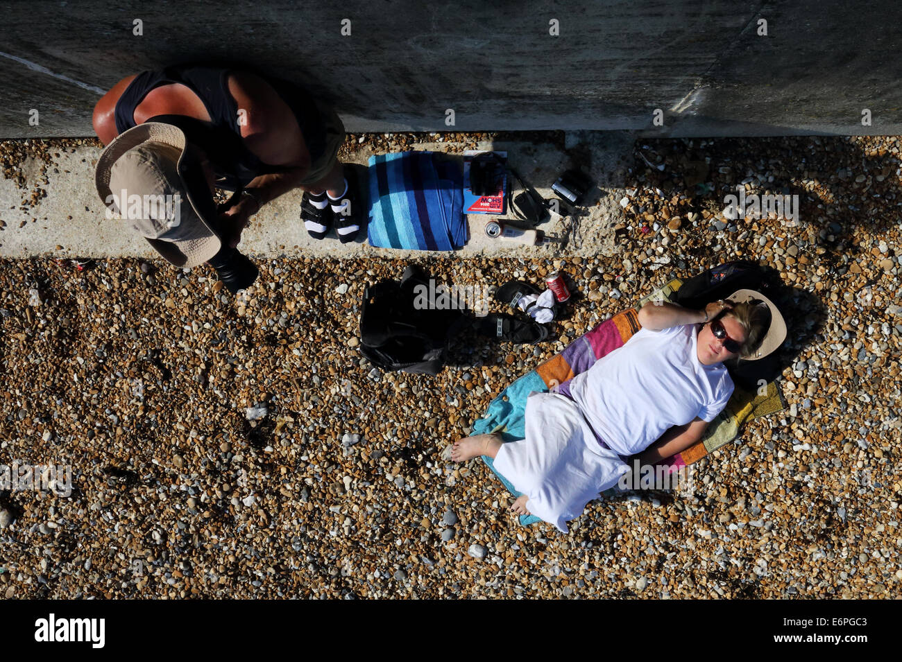 Coppia matura di fronte al mare a Eastbourne, Sussex, Inghilterra, Regno Unito foto : Pixstory / Alamy Foto Stock