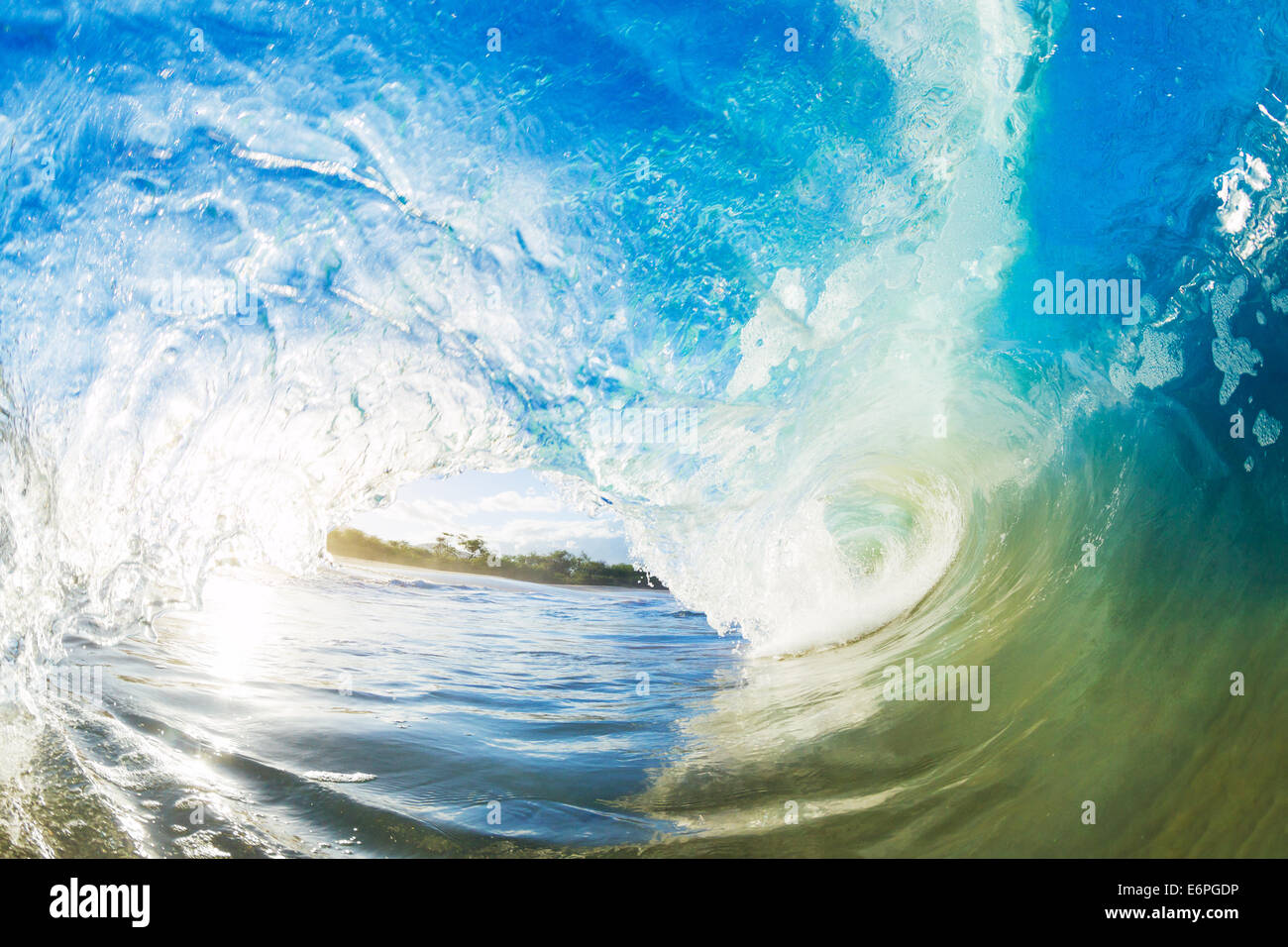 Crashing blu oceano onda Foto Stock