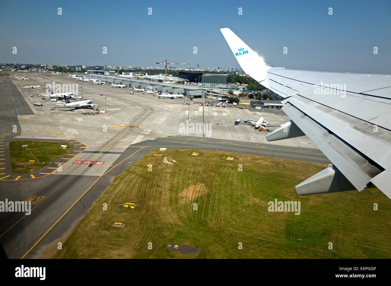 Vista del di Frederic Chopin aeroporto da un volo aereo di KLM. Varsavia POLONIA Foto Stock