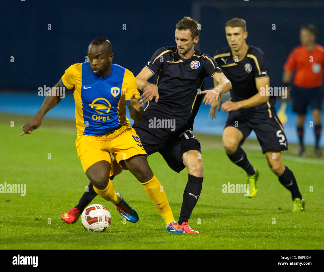 Zagabria, Croazia. 28 Agosto, 2014. Toto Tamuz del Petrolul Ploiesti (L) il sistema VIES per la palla con Marcelo Brozovic (C) della Dinamo Zagreb in UEFA Europa League play-off partita di calcio al Maksimir Stadium a Zagabria in Croazia, e il agosto 28, 2014. Dinamo ha vinto 2-1. © Miso Lisanin/Xinhua/Alamy Live News Foto Stock