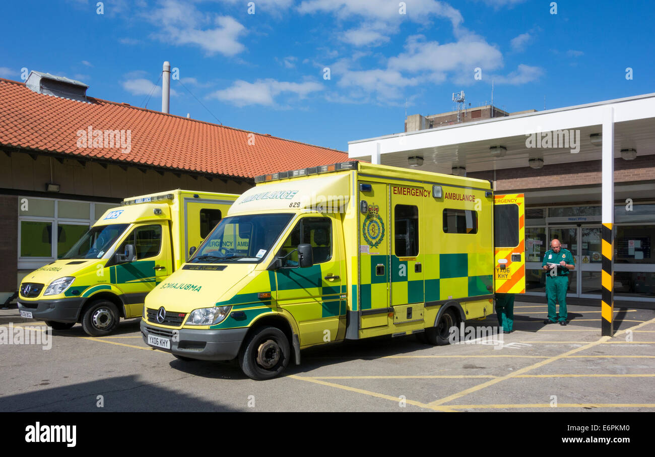 Le ambulanze al di fuori dell università di North Tees Hospital, Stockton on Tees, England, Regno Unito Foto Stock
