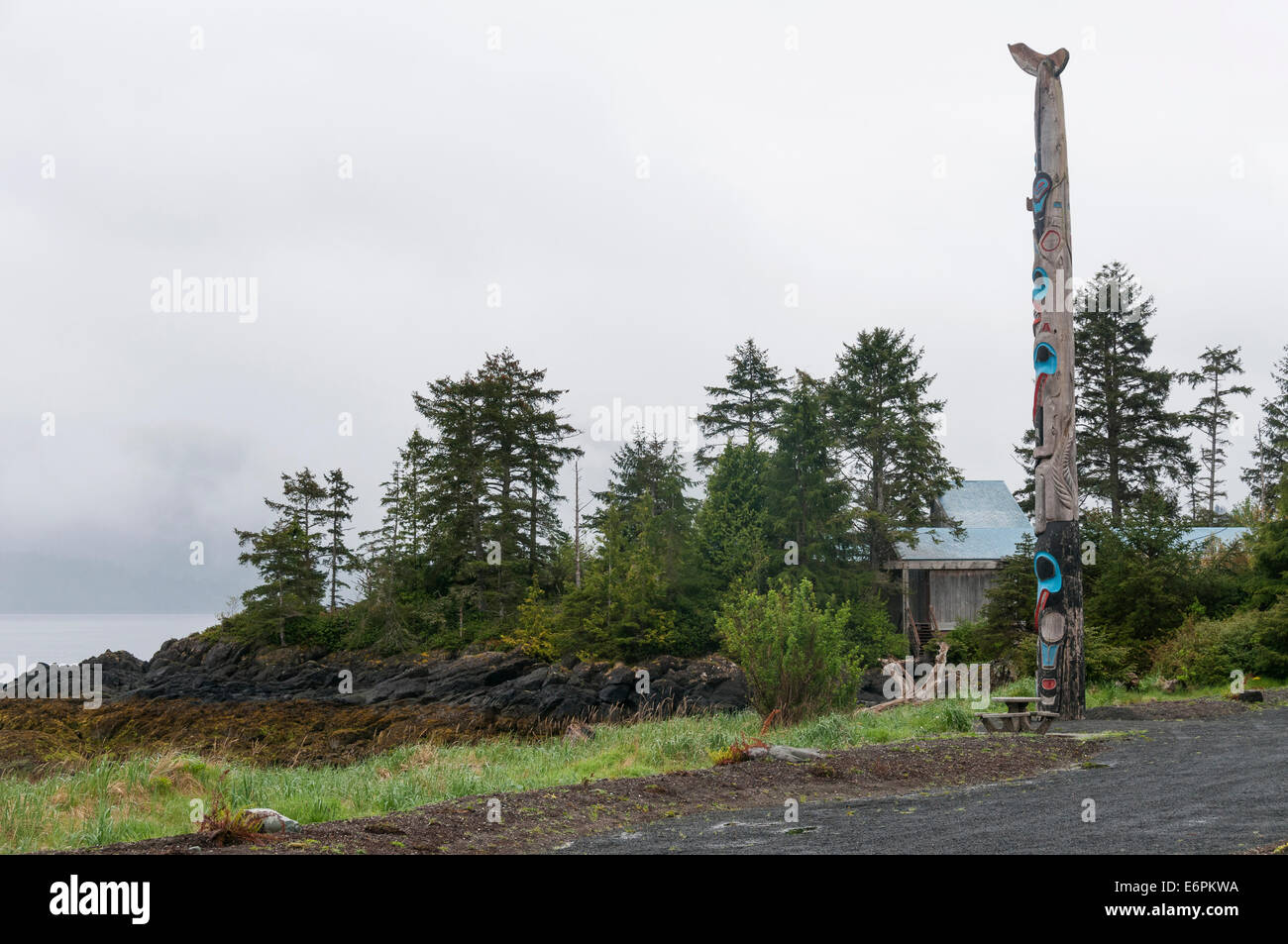 Elk203-4504 Canada, British Columbia, Haida Gwaii, Skidegate, Haida Heritage Center totem pole Foto Stock