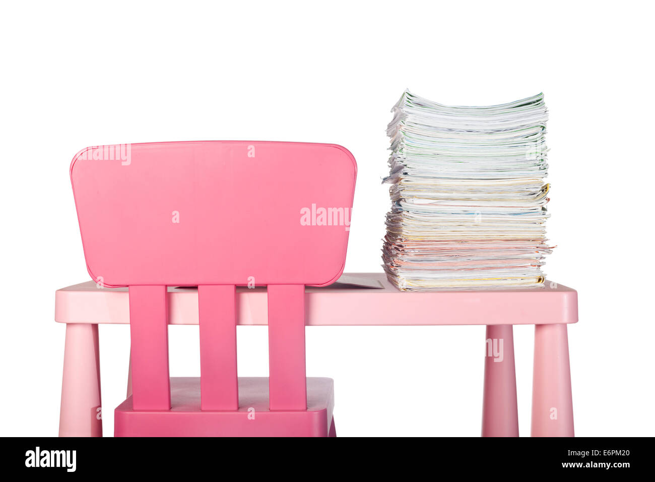 Grande pila di compiti su un bambino la scrivania isolato su sfondo bianco Foto Stock