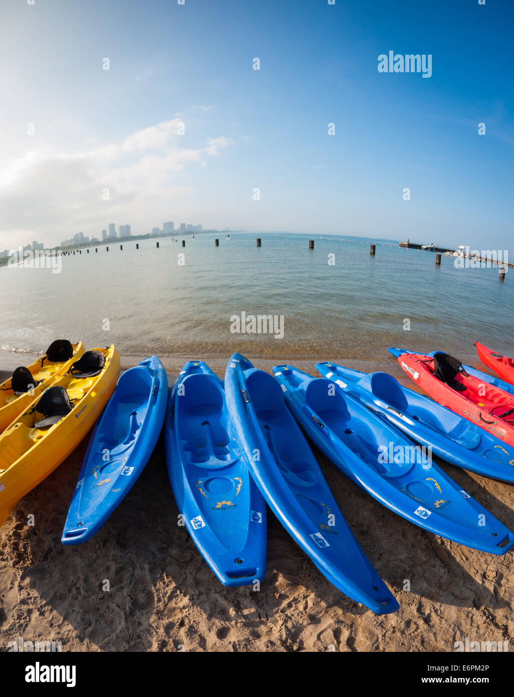 Coloratissima linea di kayak a Riva del North Avenue spiaggia sul lago Michigan, nella Gold Coast e distretto di Chicago, Illinois. Foto Stock